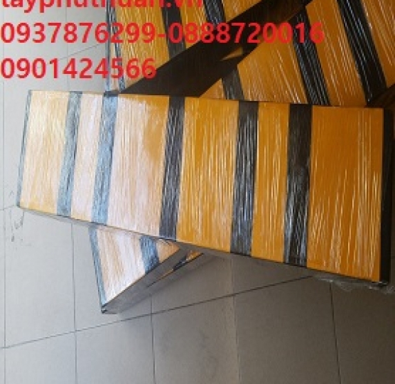 Đệm cao su chống va đập có phản quang 