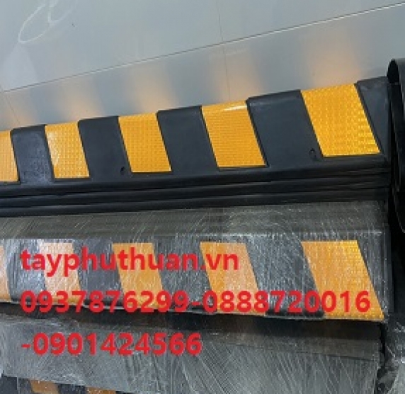 Cao su bảo vệ cột có phản quang hình chữ V 